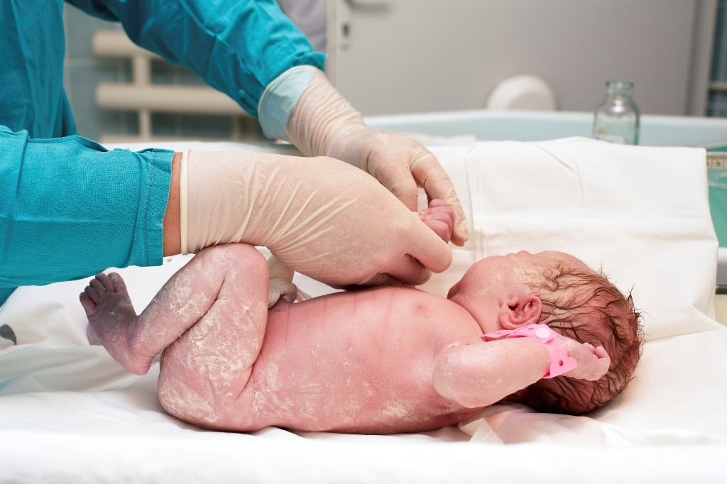 шелушиться кожа у новорожденного на теле причины