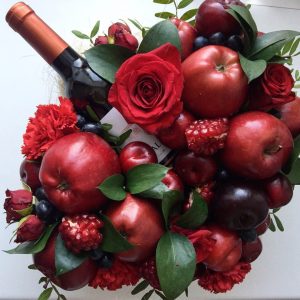 Букет с вином и фруктами