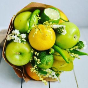 Желтый букет из фруктов с цветами