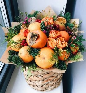Композиция из фруктов и цветов в корзине
