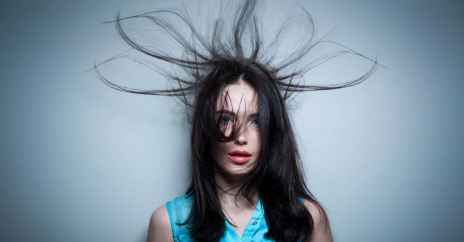 Почему электризуются волосы? Волосы электризуются