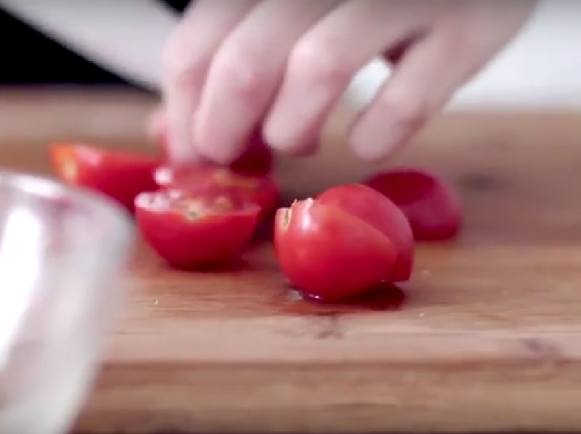 Салат Цезарь, классический рецепт: соус к нему и советы по приготовлению