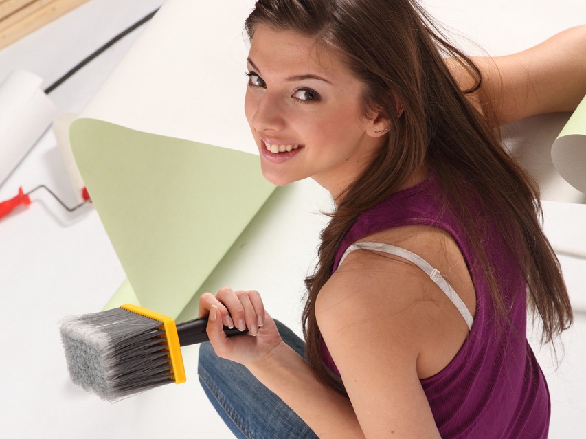 Как клеить флизелиновые обои: основные правила