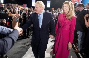 Британский премьер Борис Джонсон и его подруга объявили о помолвке