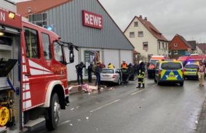Водитель намеренно въехал в толпу на карнавале в Германии