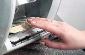 Экономист дал совет по покупке валюты на фоне падения курса рубля