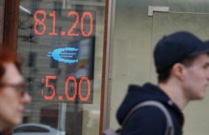 Эксперт рассказал о влиянии падения курса рубля на жизнь россиян