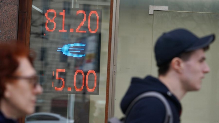 Эксперт рассказал о влиянии падения курса рубля на жизнь россиян