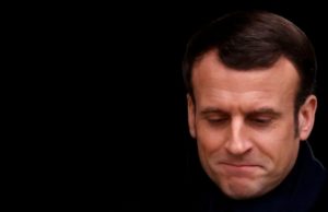 Макрон отказался от рукопожатий из-за коронавируса