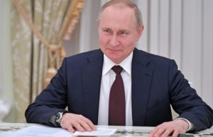 Путин поздравил российских женщин с 8 Марта