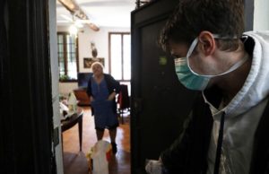 Во Франции продлен режим самоизоляции