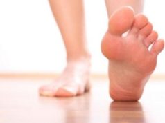 Мозоль между пальцами ног со стержнем (врастающая): как выглядит на фото, как избавиться, чем лечить, как удалить межпальцевую бородавку, как вывести ее на мизинце народными средствами, если она никак не проходит, и какое лечение эффективно?