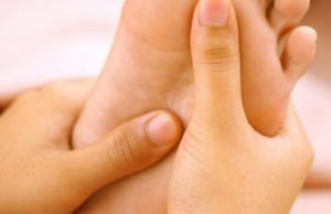 Как избавиться от натоптышей на ногах, народное лечение, удаление