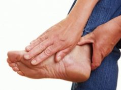 Как удалить сухую мозоль на мизинце ноги: как убрать народными средствами, избавиться в ходе лечения в клинике, а также как еще можно вывести натоптыш?