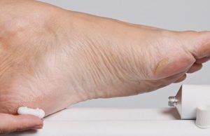 Средство лечения трещин на пятках: народные методы и препараты