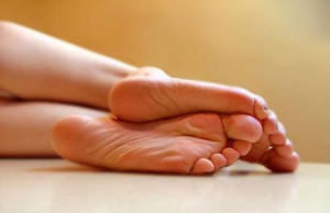 Как избавиться от натоптышей на ногах: 20 рецептов