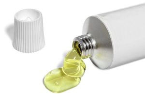 Лечение гнойных ран на ногах: эффективность использования мазей и правила их нанесения, применение антибиотиков и народных средств, обзор лучших препаратов