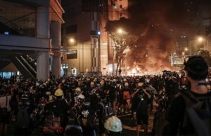 Названа сумма ущерба от погромов в Гонконге