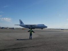 Российский самолет с медпомощью прибыл в США