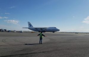 Российский самолет с медпомощью прибыл в США