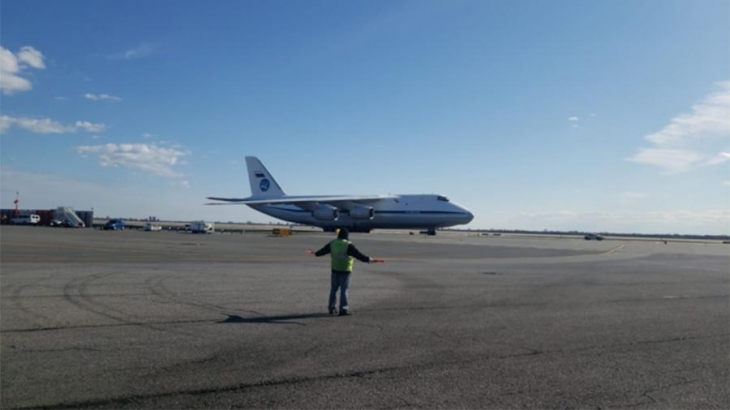 Российский самолет с медпомощью прибыл в США