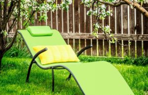 Выбираем удобный шезлонг для отдыха на природе