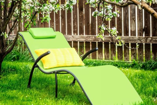 Выбираем удобный шезлонг для отдыха на природе