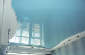 Преимущество глянцевых натяжных потолков