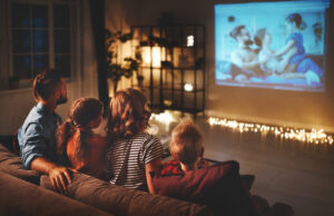 Отдых с семьей за просмотром фильмов