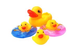 Милые игрушки для купания детей