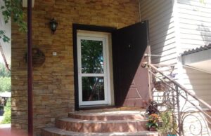 Преимущества пластиковых дверей