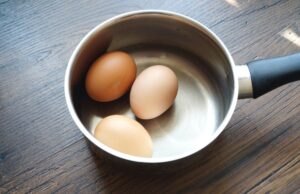 Как и сколько времени стоит варить яйца