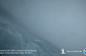 Беспилотный аппарат впервые снял кадры из центра урагана 4-й категории