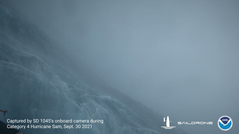 Беспилотный аппарат впервые снял кадры из центра урагана 4-й категории