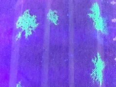 Маска-фильтр, светящаяся под ультрафиолетовым светом при воздействии коронавируса