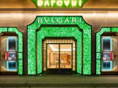 Переработанные бутылки стали частью роскошного фасада магазина Bvlgari
