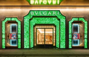 Переработанные бутылки стали частью роскошного фасада магазина Bvlgari