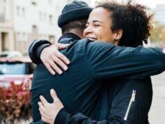 Ученые раскрыли, что означают разные стили объятий и как долго нужно обниматься