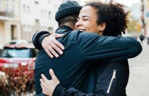Ученые раскрыли, что означают разные стили объятий и как долго нужно обниматься