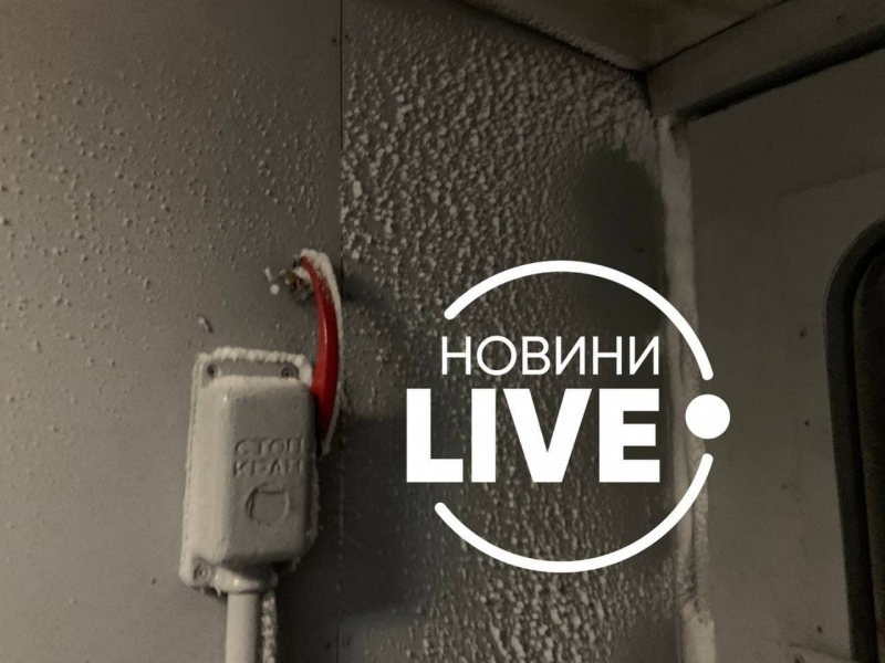 Украинцы показали условия в поезде ''Укрзалізниці'': тамбур засыпало снегом. Фото и видео