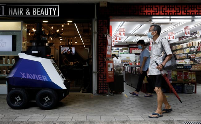 В Сингапуре роботы-полицейские начали патрулировать улицы