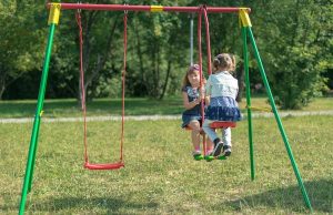 Как выбрать детские качели для дачи?