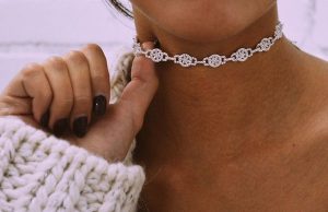 С чем носить цепочку чокер