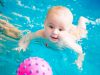 Почему плавание полезно для малышей