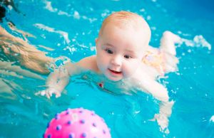 Почему плавание полезно для малышей