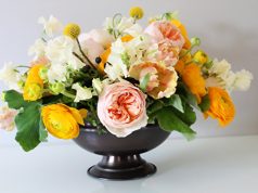 Необычные цветочные композиции: универсальный подарок на любой случай