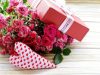 Делаем приятный презент в виде букета и подарка