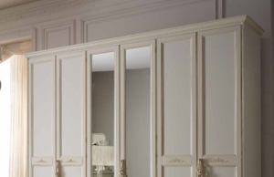 Выбор распашных шкафов с зеркалом