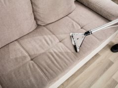 Когда и почему необходимо проводить химчистку дивана: преимущества и особенности процедуры