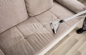 Когда и почему необходимо проводить химчистку дивана: преимущества и особенности процедуры